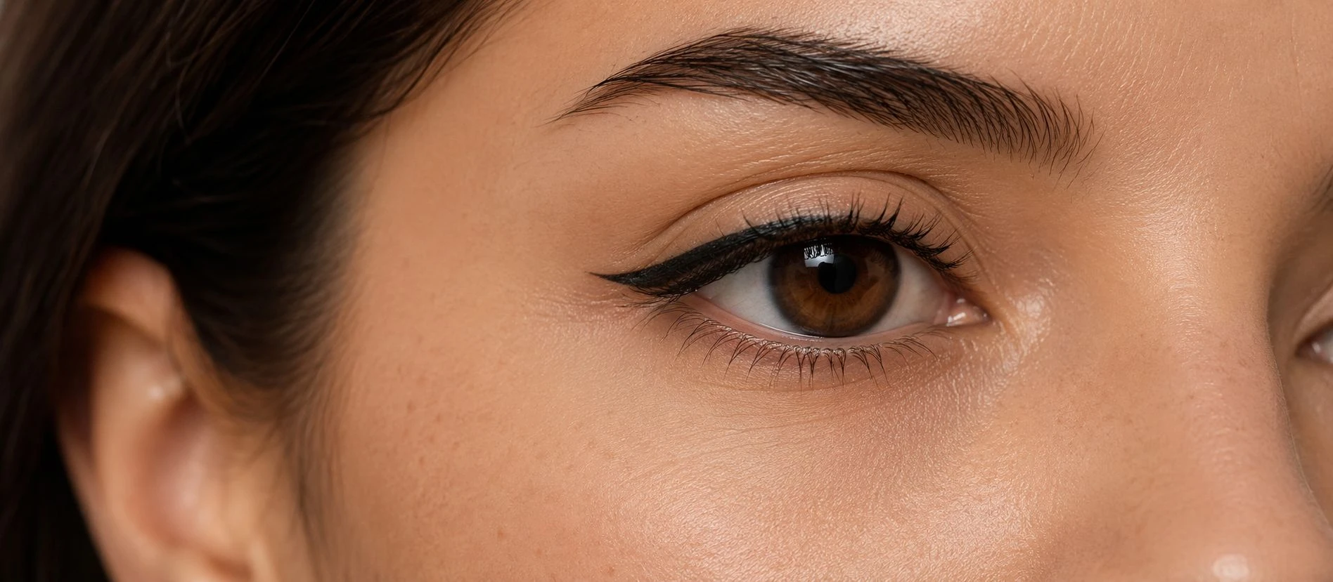 Permanente eyeliner boven voor meer definitie van de ogen