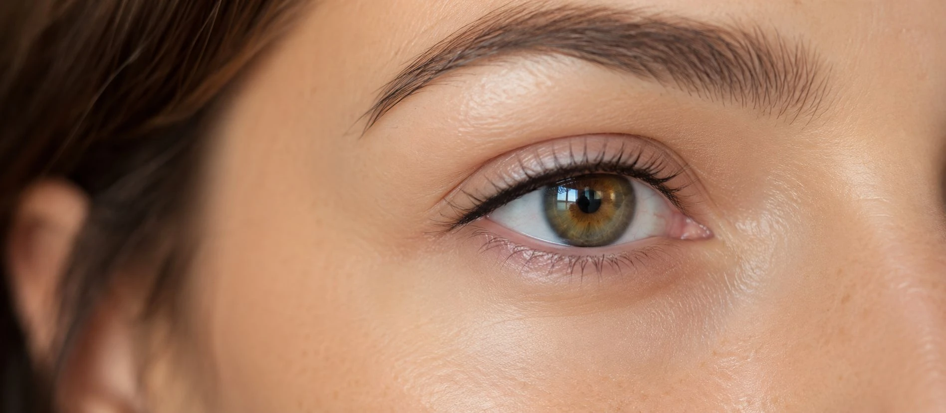 Subtiele permanente eyeliner tussen de wimperharen