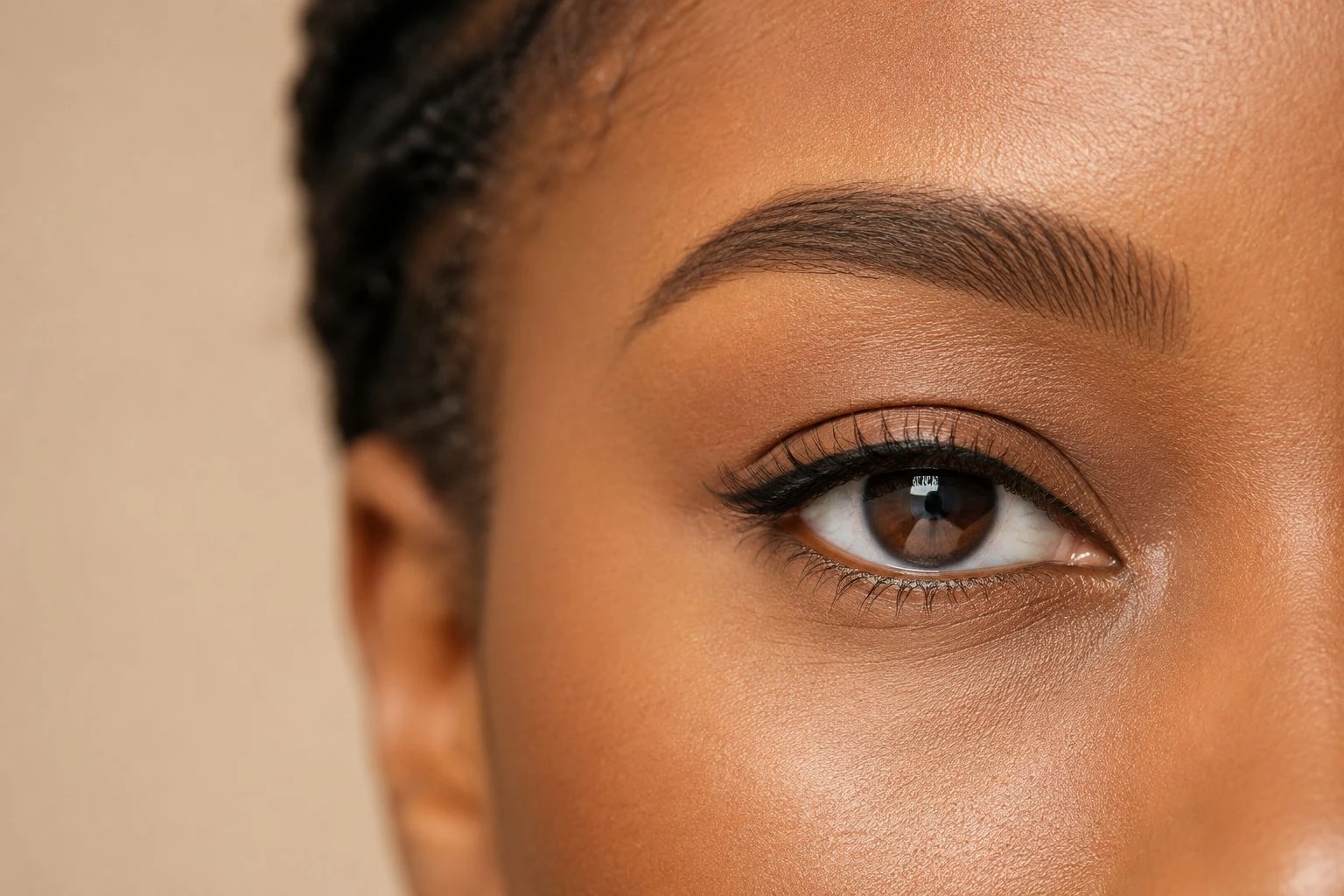Subtiele permanente eyeliner langs de wimperlijn bij PermanentMooi