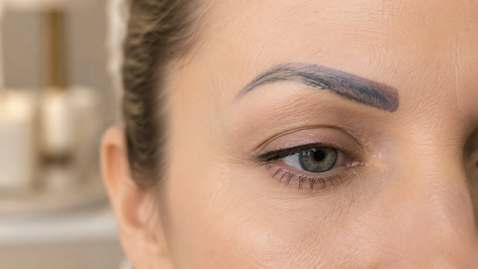 Verkleurde permanente make-up bij de wenkbrauwen voor correctie of laserbehandeling