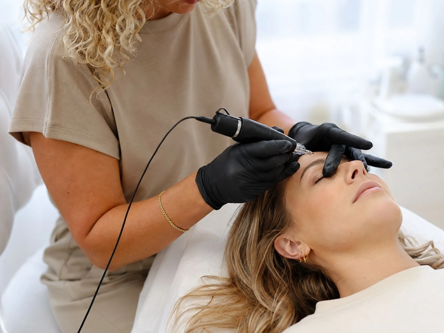 Permanente make-up op locatie tijdens een wenkbrauwbehandeling door PermanentMooi