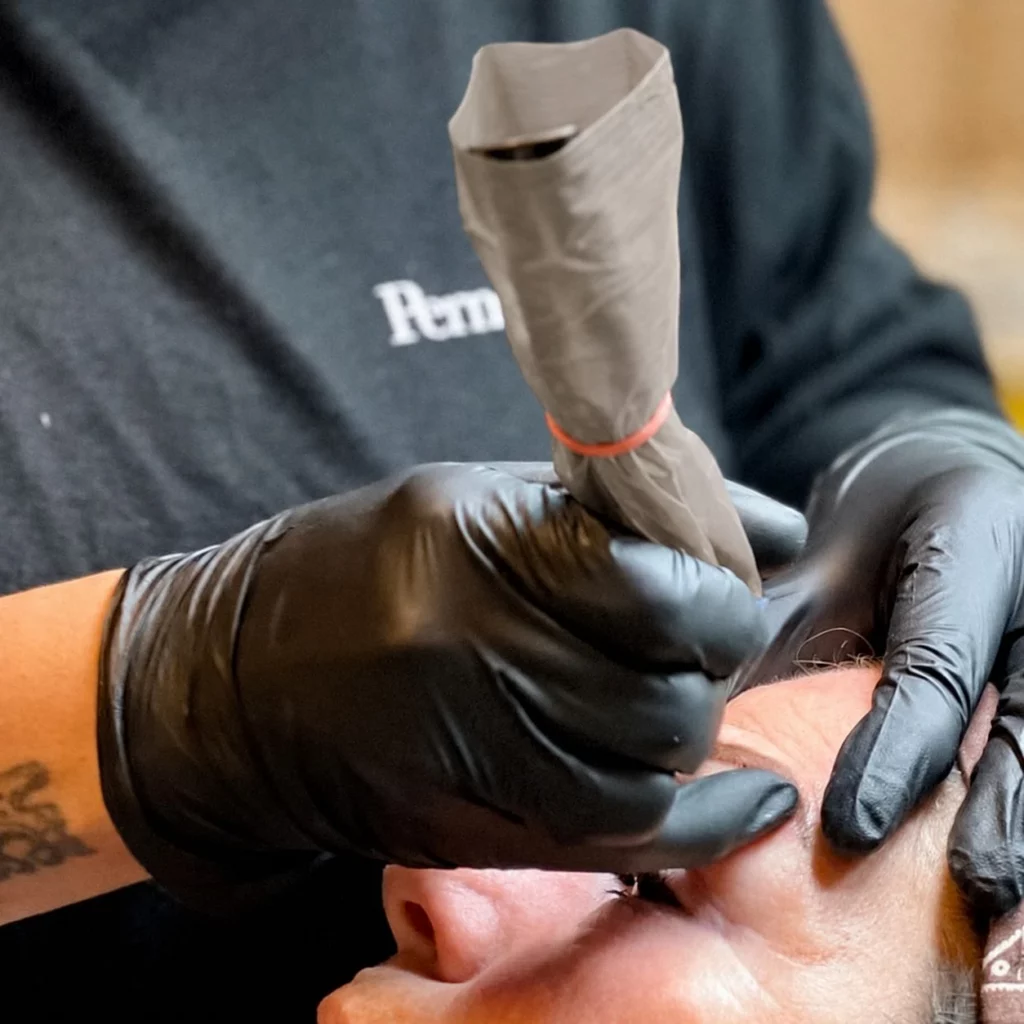 Permanente make-up specialist Sammy Zechiël tijdens een eyeliner behandeling