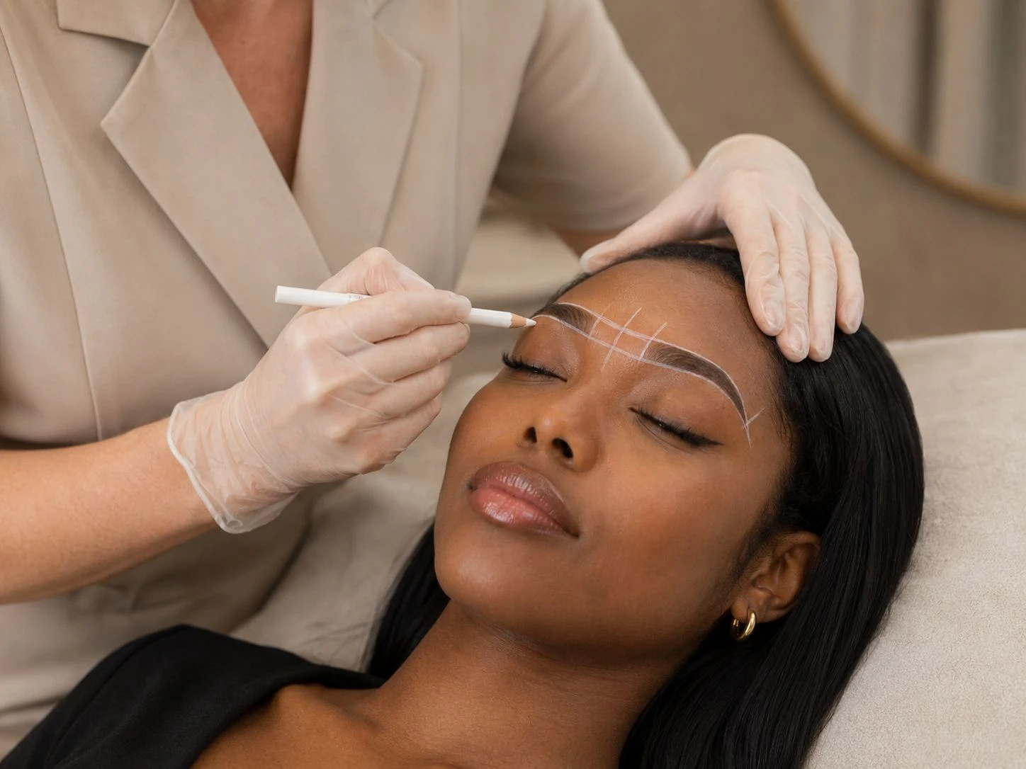 Vooraf tekenen van de wenkbrauwvorm voor een permanente make-up behandeling